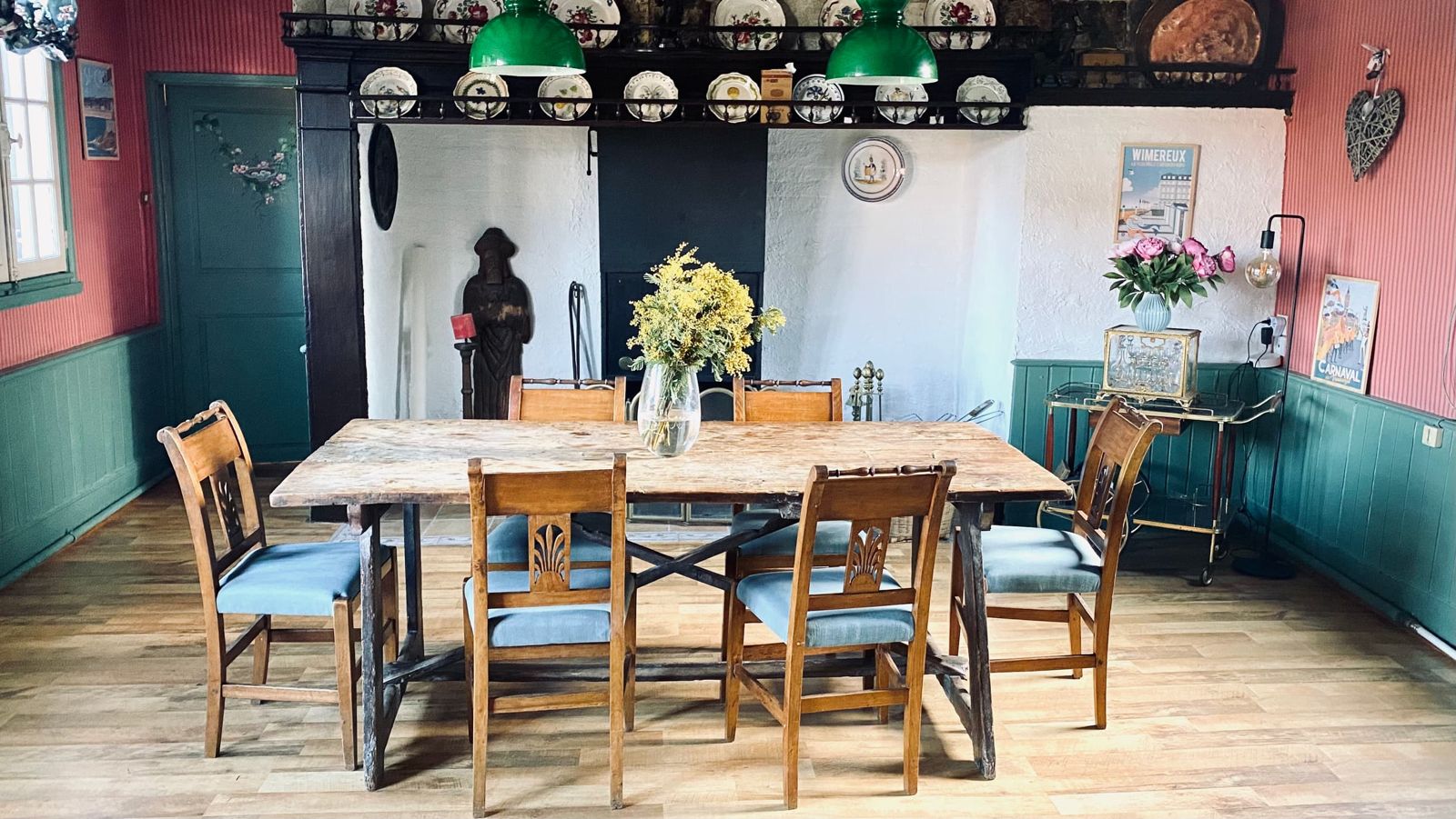 Le grand salon salle à manger et sa table pour 16