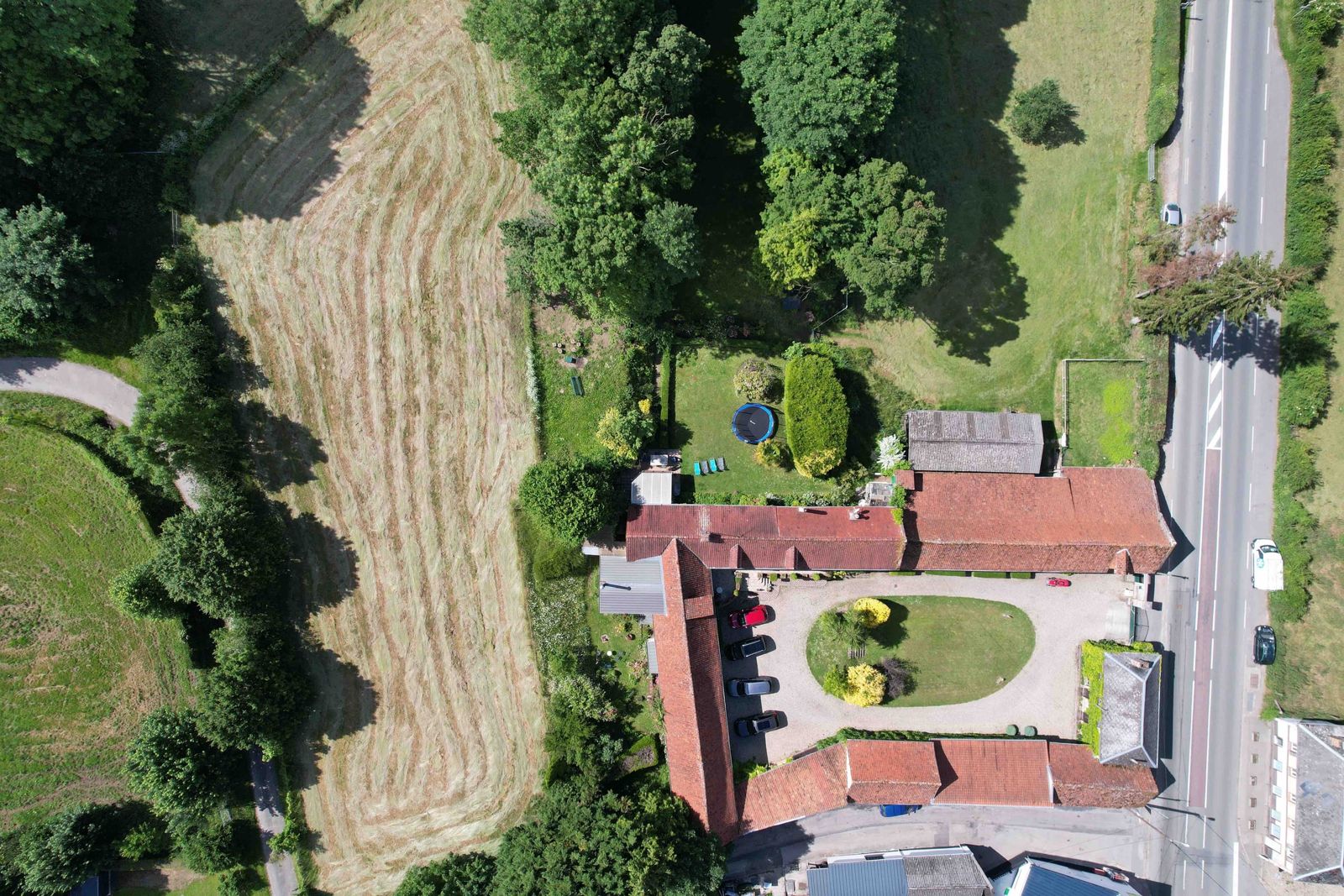 La ferme et son jardin vus du ciel