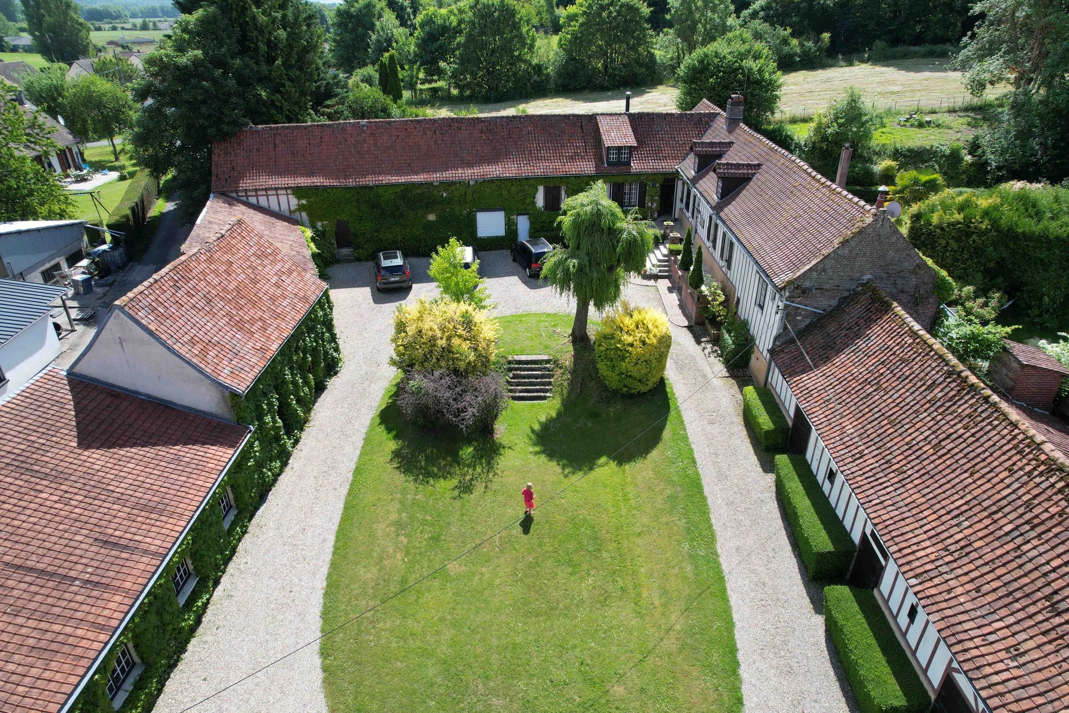 La ferme et sa cour vues du ciel