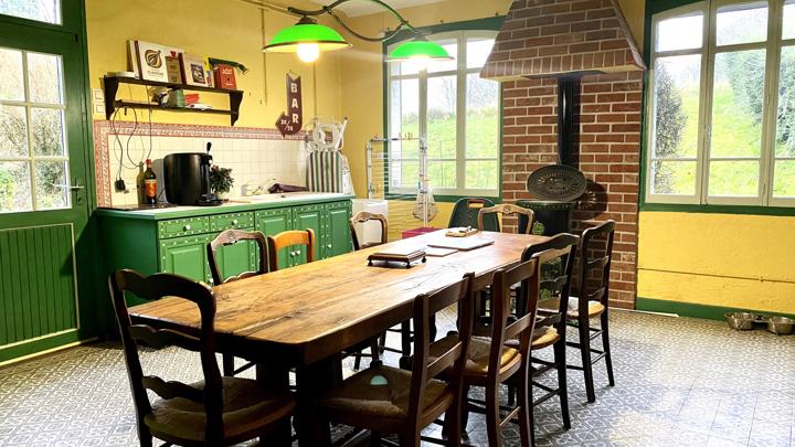 La cuisine conviviale, sa table de ferme et son poêle