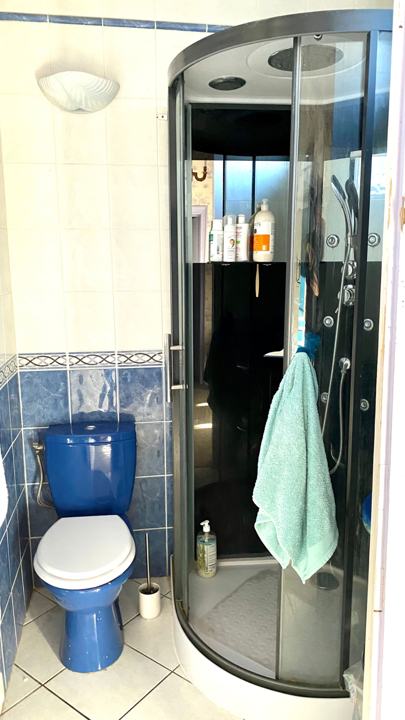 Salle de bain avec cabine de douche