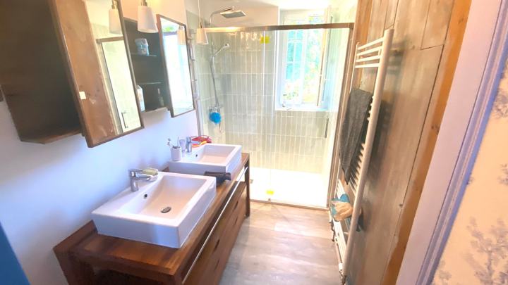 Salle de bain avec double vasque