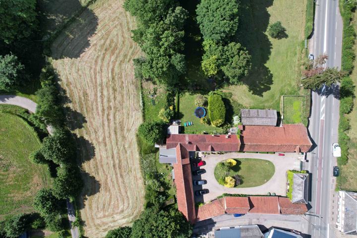 La ferme et son jardin vus du ciel