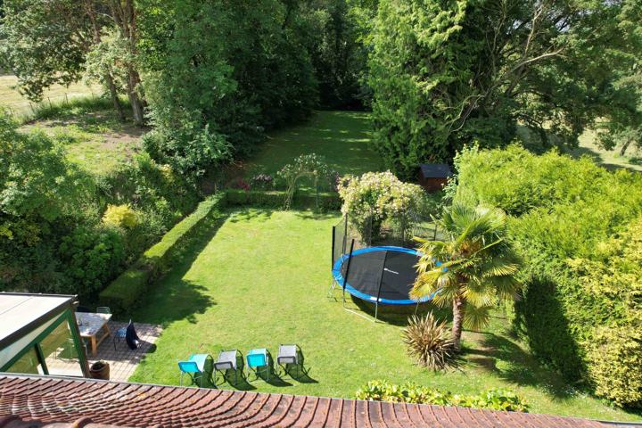 Le trampoline géant au fond du jardin
