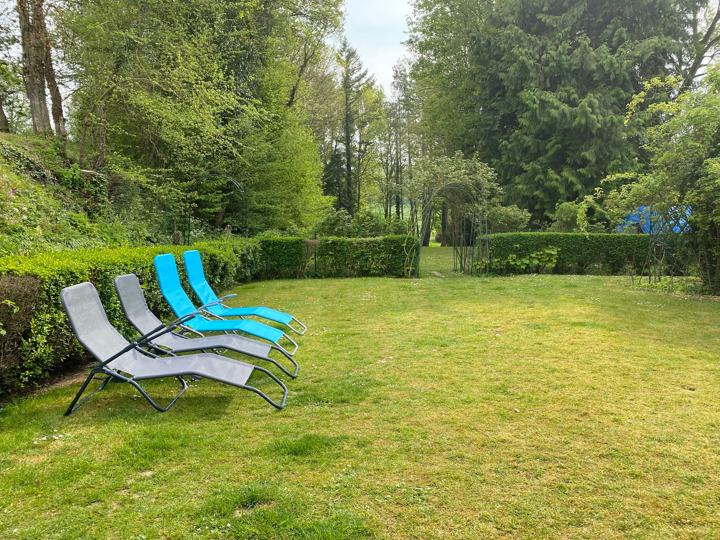 Transats sur la pelouse