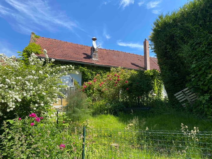 La maison depuis le fond du jardin