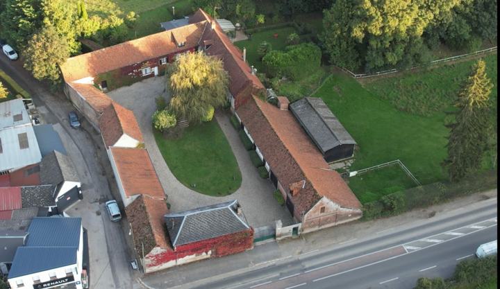 La ferme et sa cour vues du ciel
