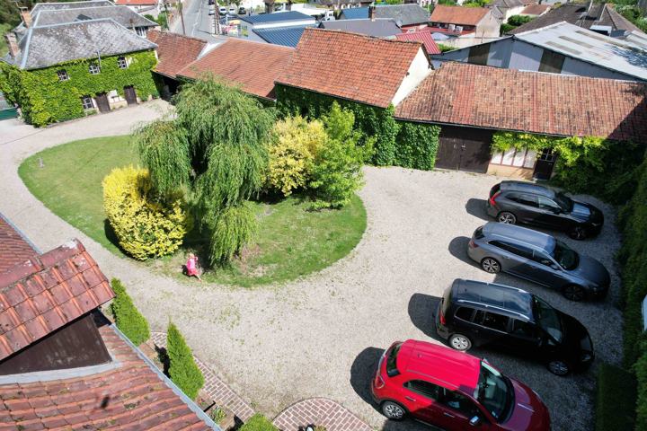 Le parking dans la cour fermée