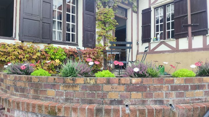Les jardinières fleuries devant la façade