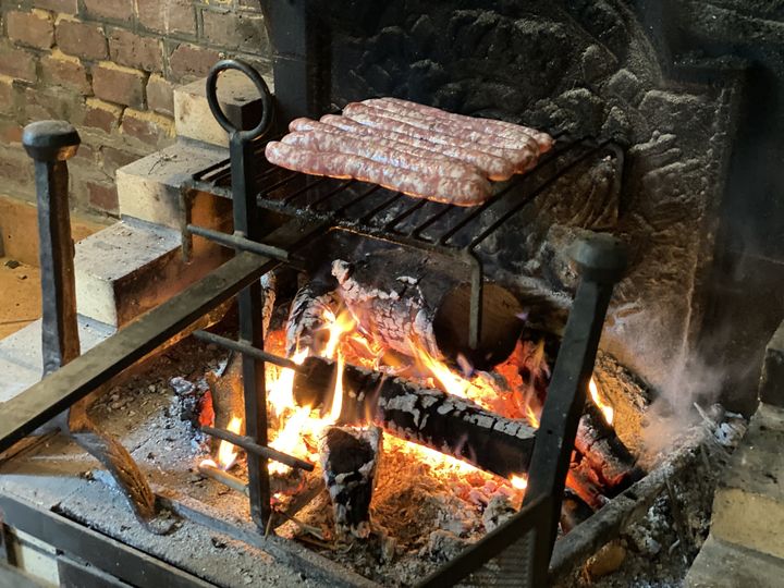 Grillades sur la braise de la cheminée