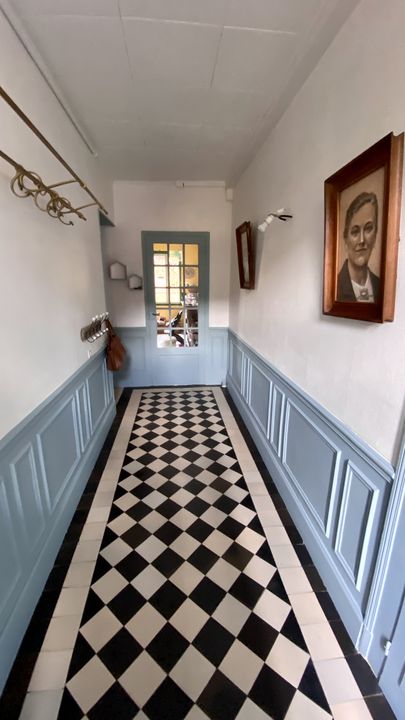 Le couloir au carrelage en damier