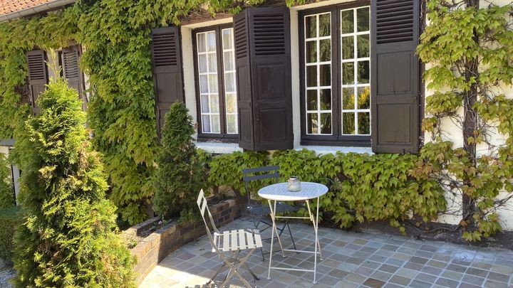 La petite terrasse et sa table de bistrot
